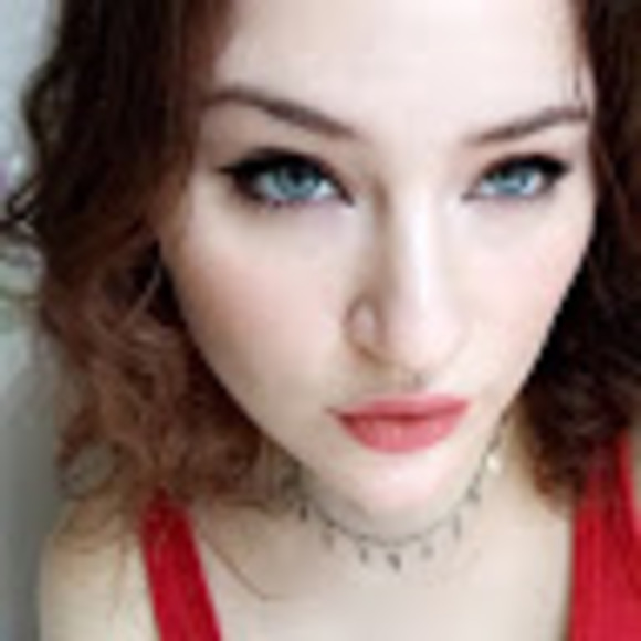 Profile Picture of Caroline Lumsden (@carolinelumsden) on Poshmark