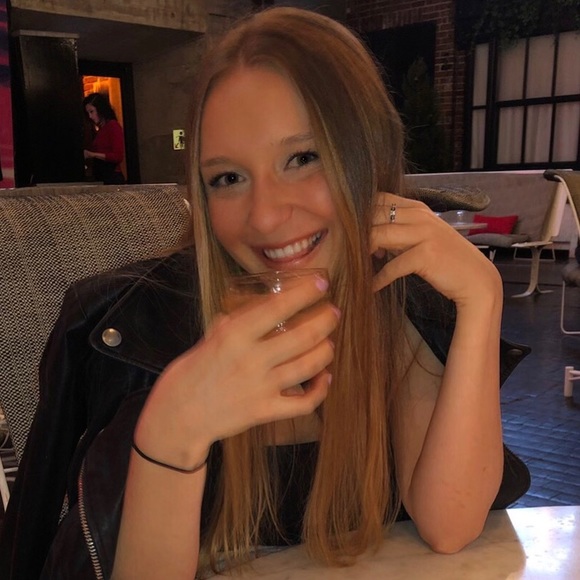 Profile Picture of Carlee Orner (@carleeorner) on Poshmark