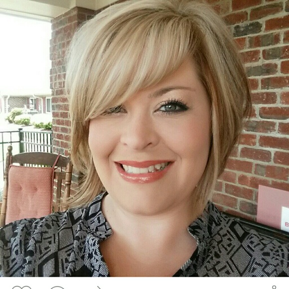 Profile Picture of Roxanne Walls (@roxannewalls) on Poshmark
