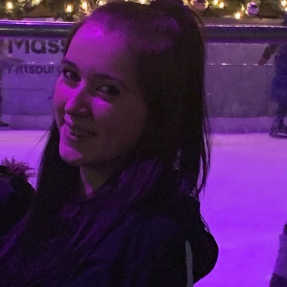 Profile Picture of Robin Roman (@robinroman98) on Poshmark