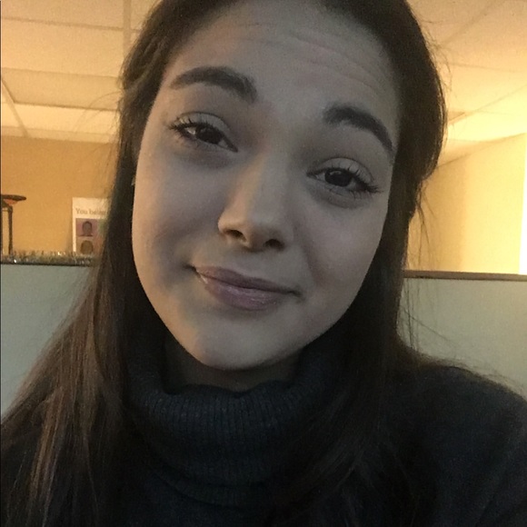 Profile Picture of Brianne Davidson (@bree_zyy) on Poshmark