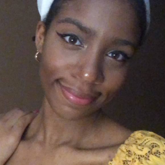 Profile Picture of Maya Alexander (@mayasimone_) on Poshmark