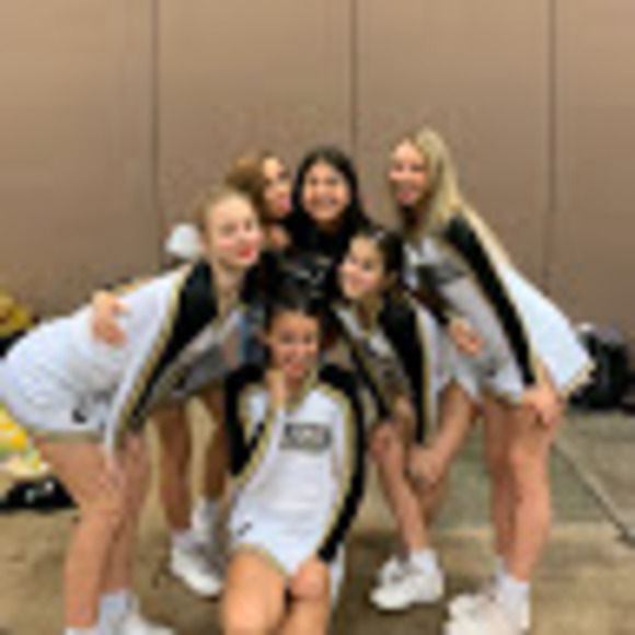 Profile Picture of Hayley Huesser (@hayleyhuesser) on Poshmark