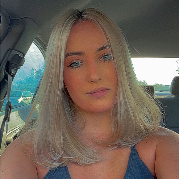 Profile Picture of Ashley Utterback (@ashlu22) on Poshmark