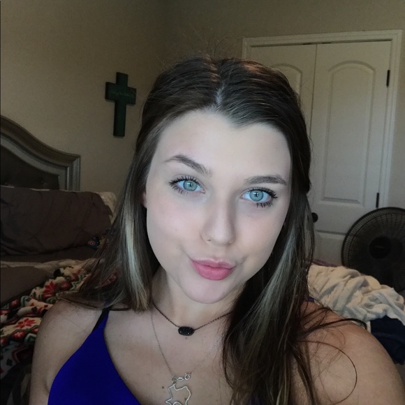 Profile Picture of Jasmine Nestle (@jasminenestleee) on Poshmark