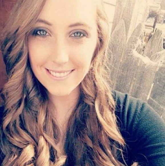 Profile Picture of Crystal Pelton (@cpelton618) on Poshmark
