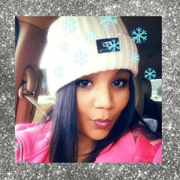 Profile Picture of Tonya Holland (@tonwyatt13) on Poshmark