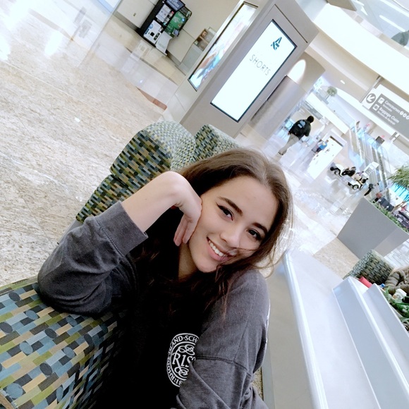 Sydney Hayon - Poshmark Profile Picture of Sydney Hayon (@ugli6rl) on Poshmark