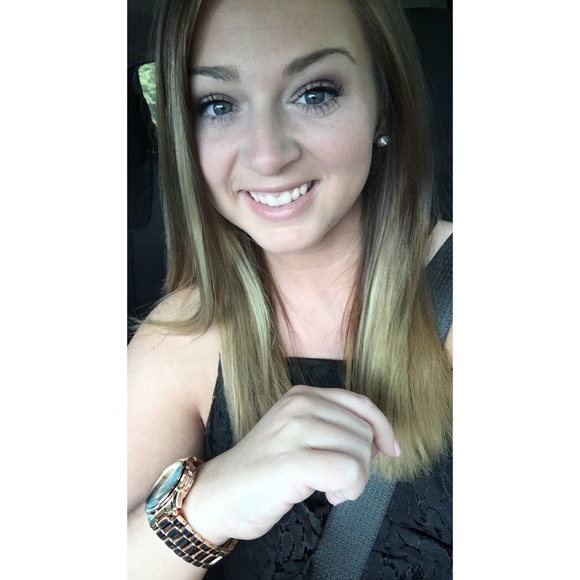 Profile Picture of Anna Ivey (@annaiveyy) on Poshmark