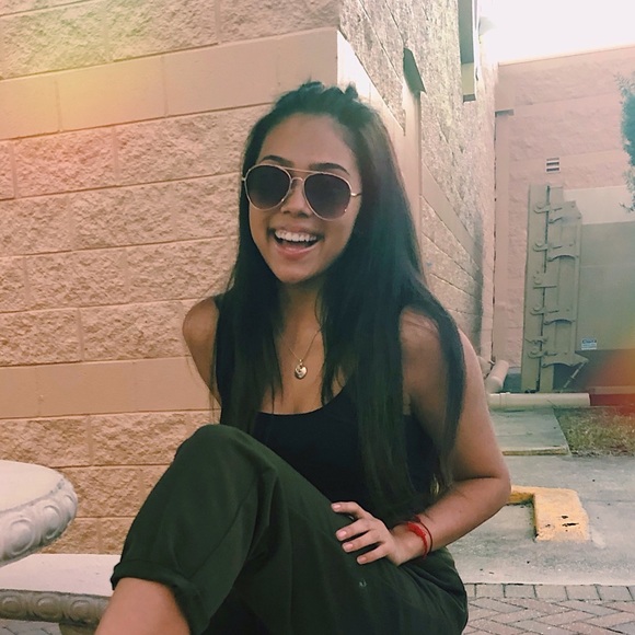 Profile Picture of Daniela Carvajal (@danielaaxx) on Poshmark