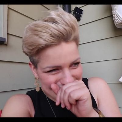 Profile Picture of Elizabeth Thomas (@MissElizabethCT) on Twitter