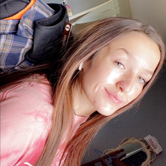 Profile Picture of Hailey Hooberry (@haileyclaire852) on Poshmark