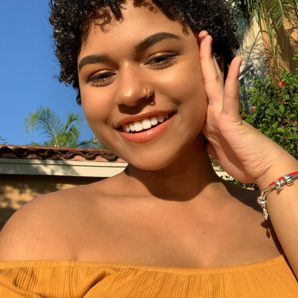 Profile Picture of Thalia Scull (@thaliascull) on Poshmark