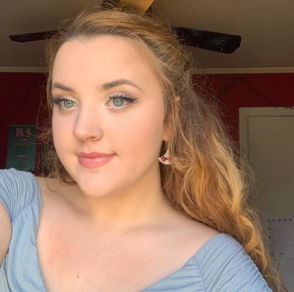 Profile Picture of Amanda Clifford (@mandi_7376) on Poshmark