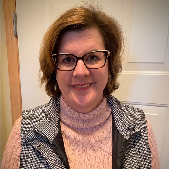 Profile Picture of Lori Larson (@lmlar) on Poshmark