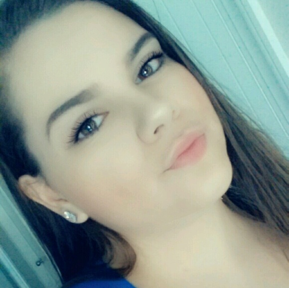 Profile Picture of Erna Ajanovic (@ernnnnaaa) on Poshmark