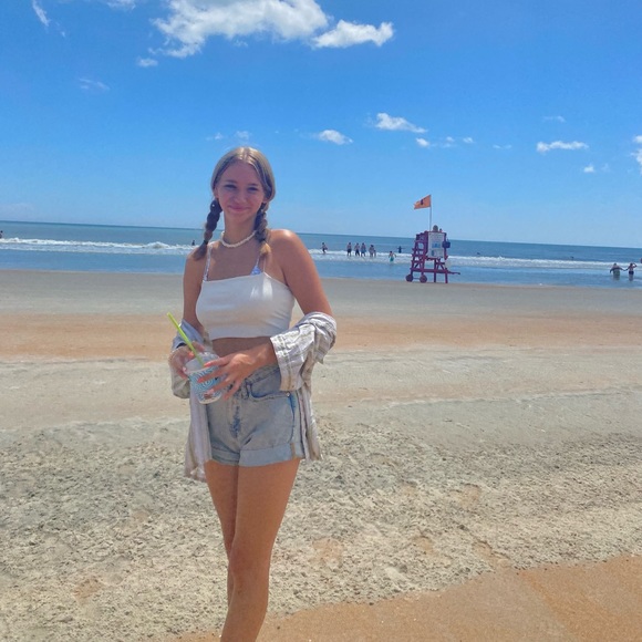 Profile Picture of Anara Zabinsky (@anarazabinsky) on Poshmark