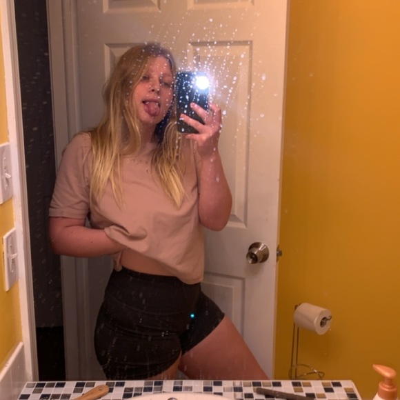 Profile Picture of Victoria Oswald (@lov_vic) on Poshmark