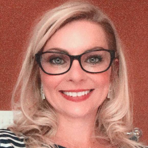Profile Picture of Lisa Sarsfield (@lisasarsfield) on Poshmark
