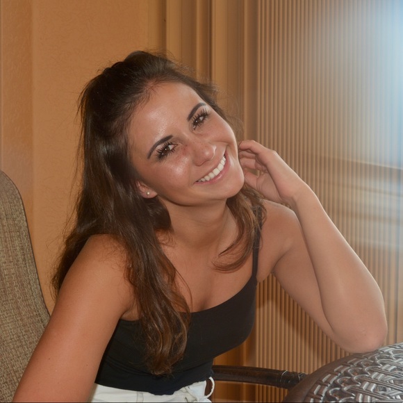 Profile Picture of Daniela Ogren (@daniogren) on Poshmark