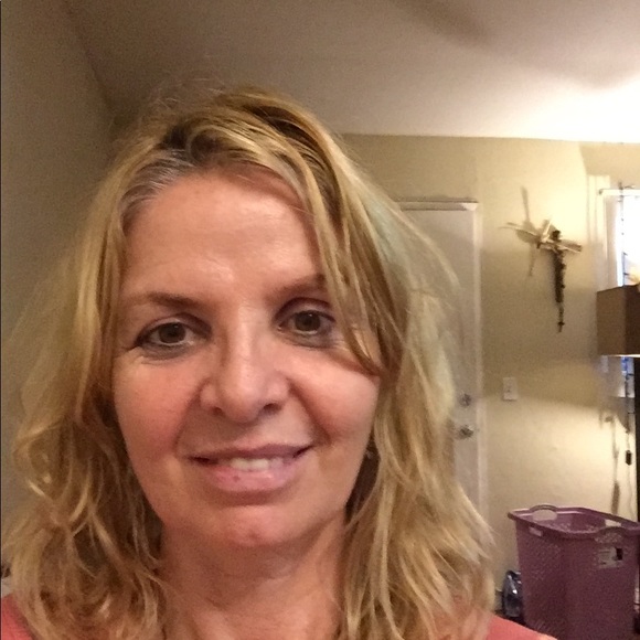 Profile Picture of Rosana Manresa (@rosanamm02) on Poshmark