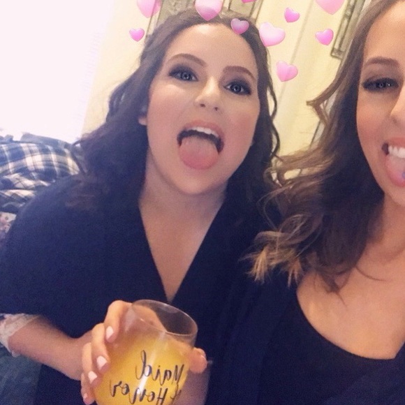 Profile Picture of Jen Heinitz (@xoxojenelle) on Poshmark