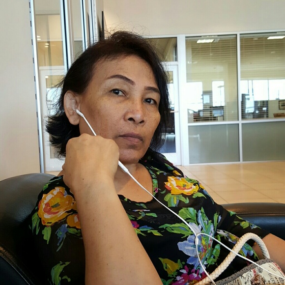 Profile Picture of Somsuan Pinijaksorn (@somsuan) on Poshmark