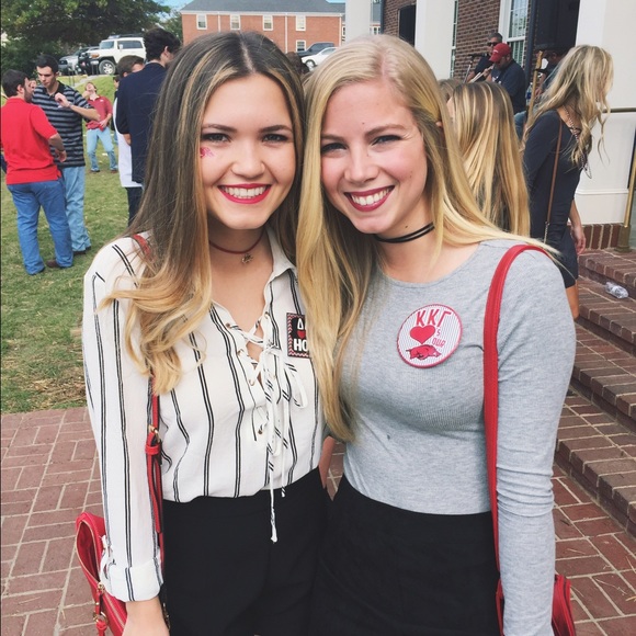 Profile Picture of Kristi Bradshaw (@itskristinicole) on Poshmark