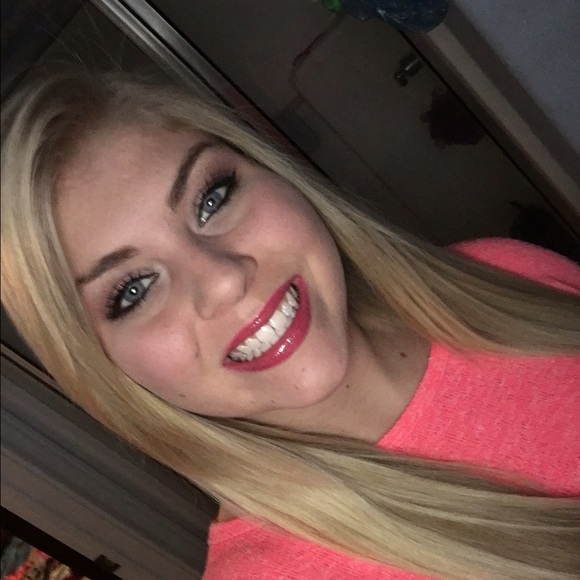 Profile Picture of Alexis Coots (@unicorns2017) on Poshmark