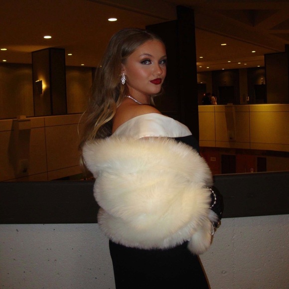 Profile Picture of Madalyn Lamash (@madalynlamash) on Poshmark