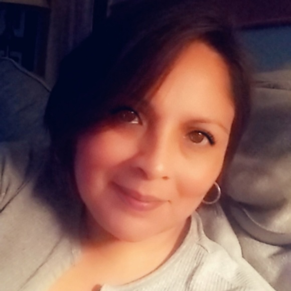 Profile Picture of Debbie Santiago (@dsantiago318) on Poshmark