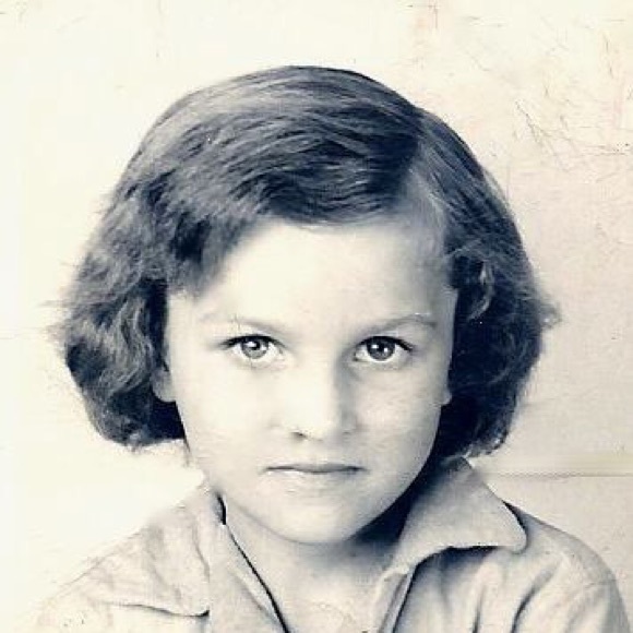 Profile Picture of Alice Miller (@aliceguymller) on Poshmark