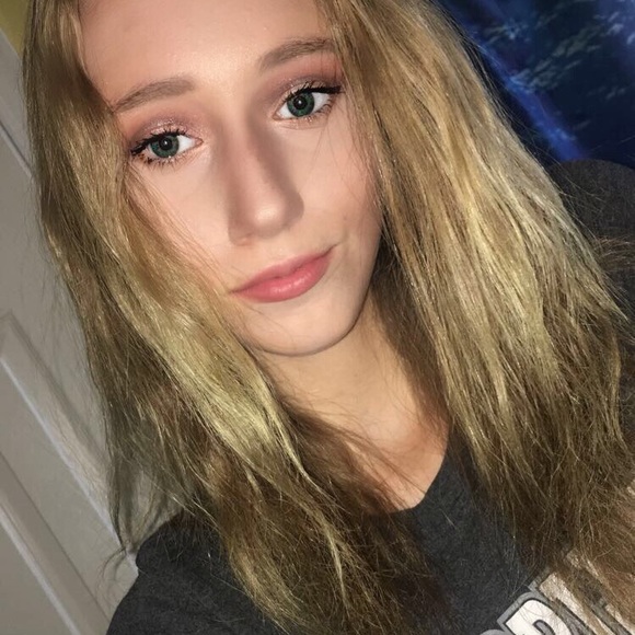 Hayley Dufrene - Poshmark Profile Picture of Hayley Dufrene (@hpdufrene) on Poshmark