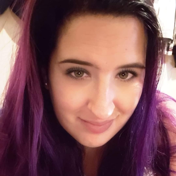 Profile Picture of April Sinclair (@aprilsinclai353) on Poshmark