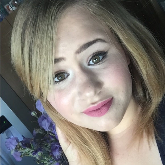 Profile Picture of Danielle Rajek (@daniegirl1999) on Poshmark