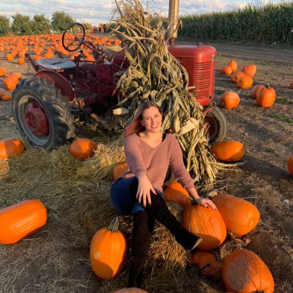 Profile Picture of Julie Stillwagon (@juliecs1998) on Poshmark