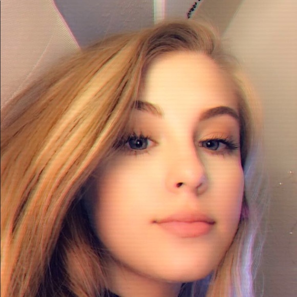 Profile Picture of Elizabeth Feezor (@elizabethfeezor) on Poshmark