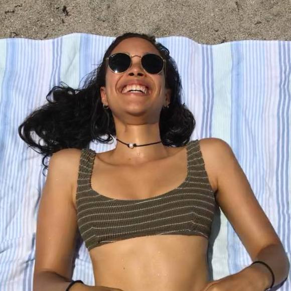 Profile Picture of Daniela Cantarino (@danycantarino) on Poshmark