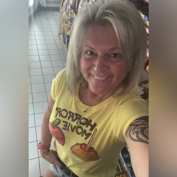 Profile Picture of Lisa Sinclair (@lisaannsinclair) on Poshmark