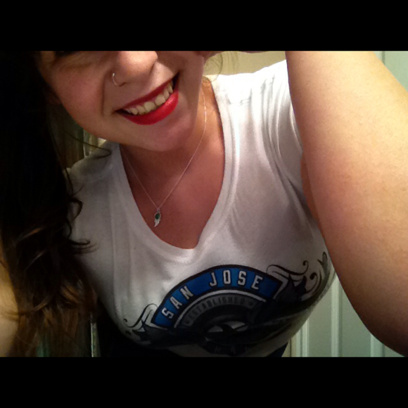 Profile Picture of Amanda Winger (@amandageneva) on Poshmark