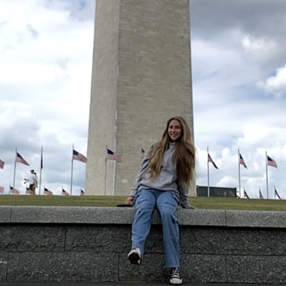 Profile Picture of Danielle Ostrander (@danielleostr246) on Poshmark