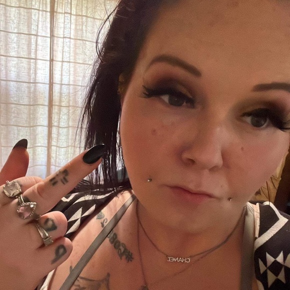 Profile Picture of Devona Williamson (@devonapaige) on Poshmark