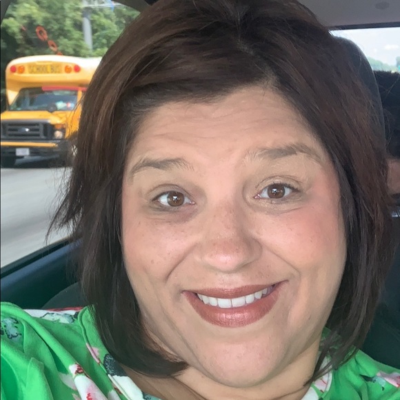 Profile Picture of Kellie Gouzien (@kgouzien) on Poshmark