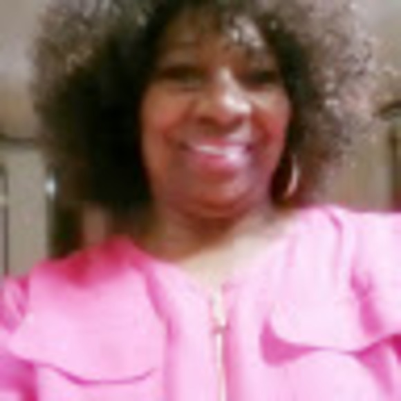 Profile Picture of Julia Gillespie (@juliagillesp256) on Poshmark