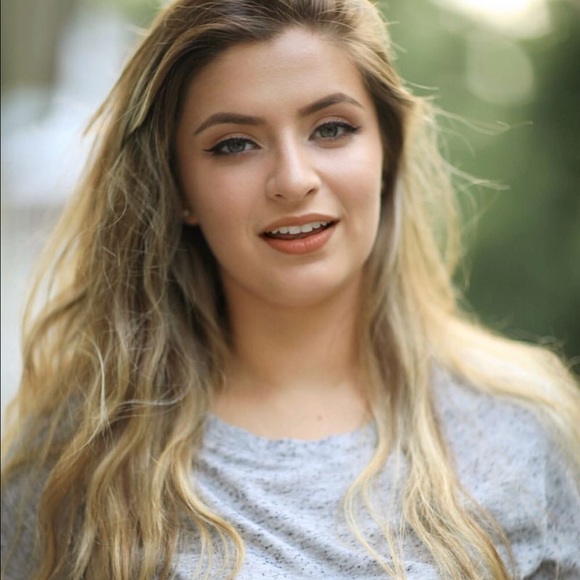 Profile Picture of Ana Grizzetti (@anagriz13) on Poshmark