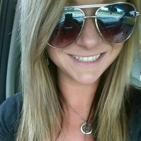 Profile Picture of Heather Lowery (@hlowery91) on Poshmark