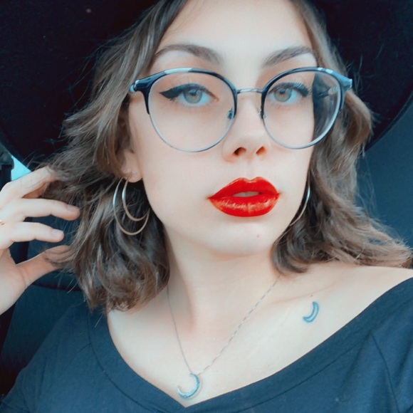 Profile Picture of Lauryn Wolfer (@lauryn_wolfer) on Poshmark