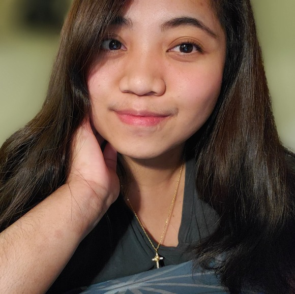 Profile Picture of Viney Vine (@peraltavine) on Poshmark