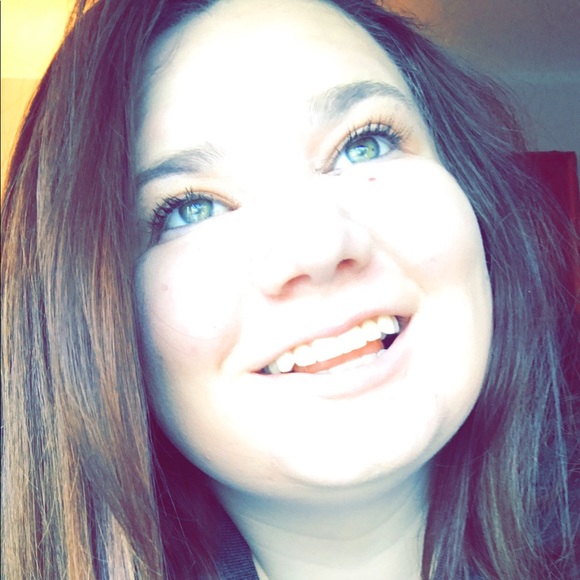 Profile Picture of Lucydanielle Odom (@lucydanielle332) on Poshmark