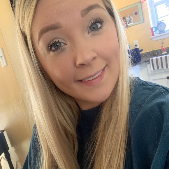 Profile Picture of Kayla Covey (@kayla_covey) on Poshmark